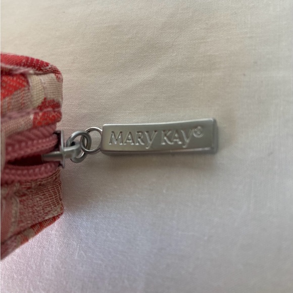 New Mary Kay Fix Kit 7 Piece W/ Zip Pouch Tweezers Brushes Sharpener Etc - Picture 3 of 10